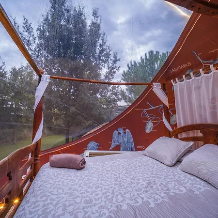 Masia Cerca Del Lago De Banyoles