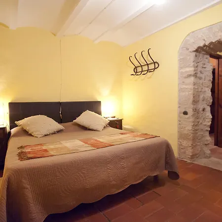 Masia Cerca Del Lago De Banyoles